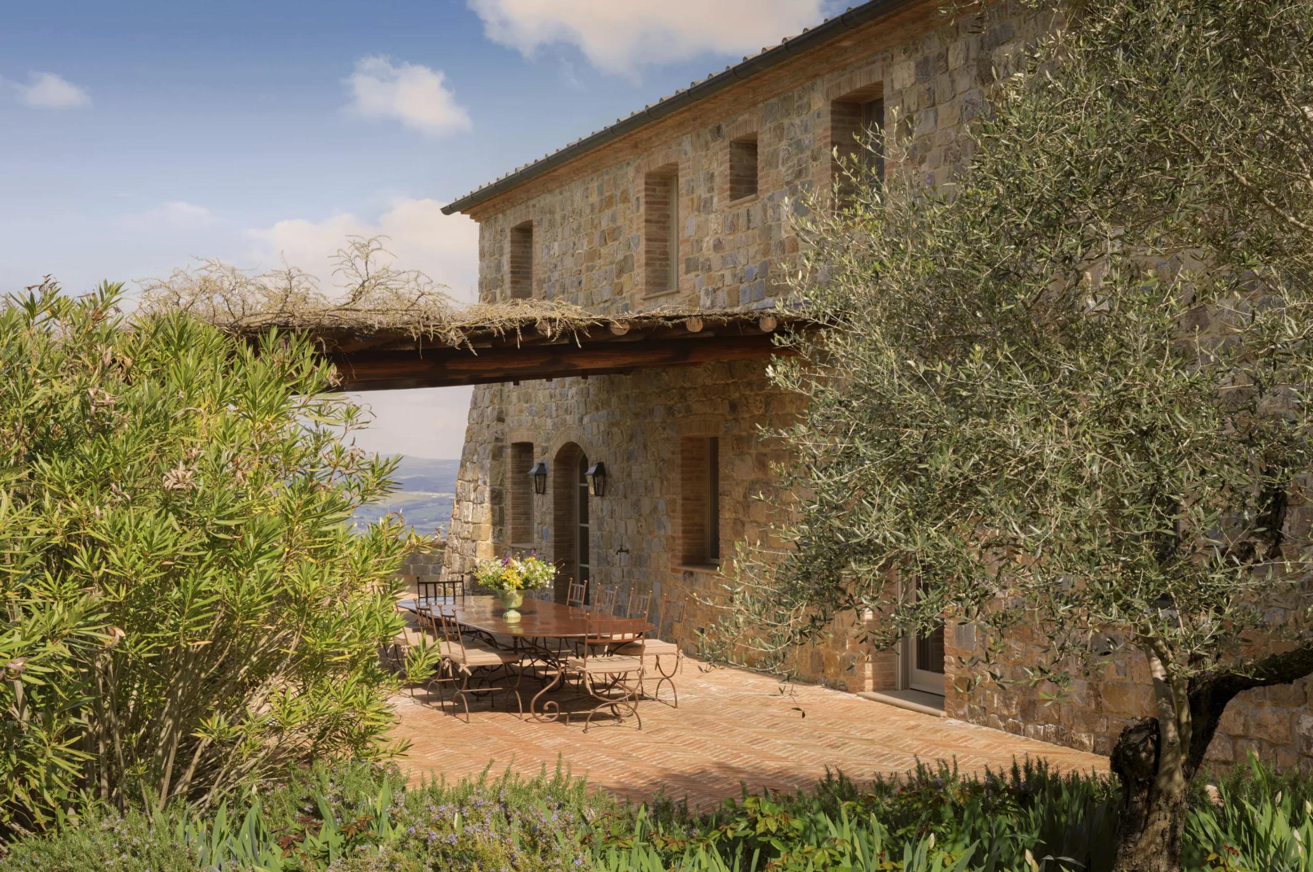 villa-asia-pergola-covered-terrace-alfreso-dining-area-scenic-views-luxury-tuscany