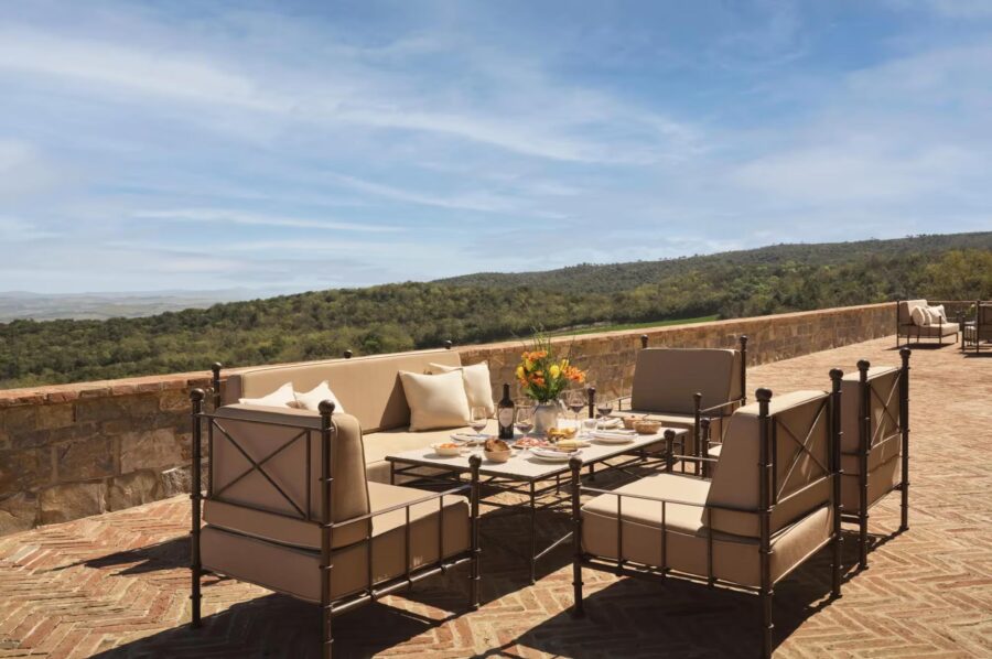 villa-asia-terrace-alfresco-lounge-scenic-countryside-views-luxury-tuscany