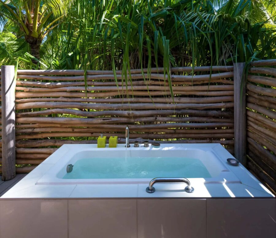 villa-brandy-bathtub-exterior-tropical-paradise-retreat-luxury-tetiaroa