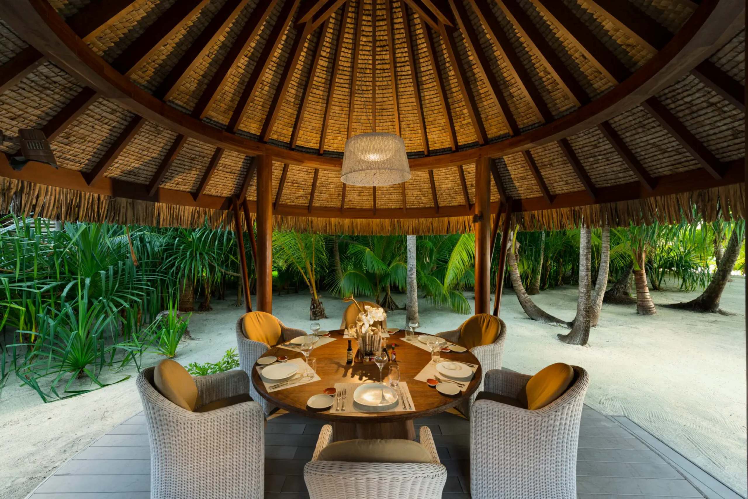villa-brandy-exterior-outdoor-dining-beach-paradise-luxury-rental-retreat-tetiaroa
