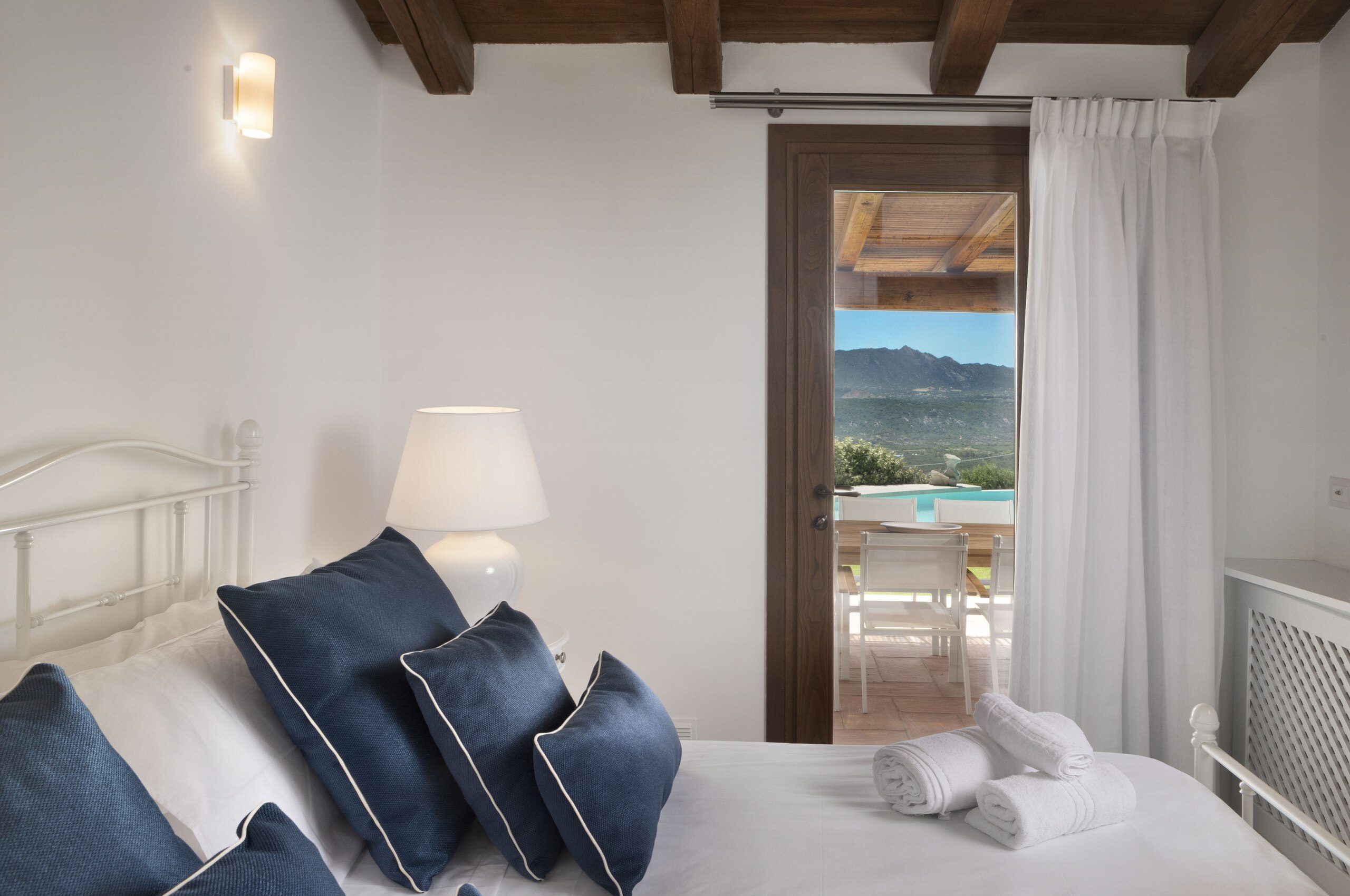 villa-callen-bedroom-garden-access-mountainviews-bright-modern-luxury-interiordesign-sardinia