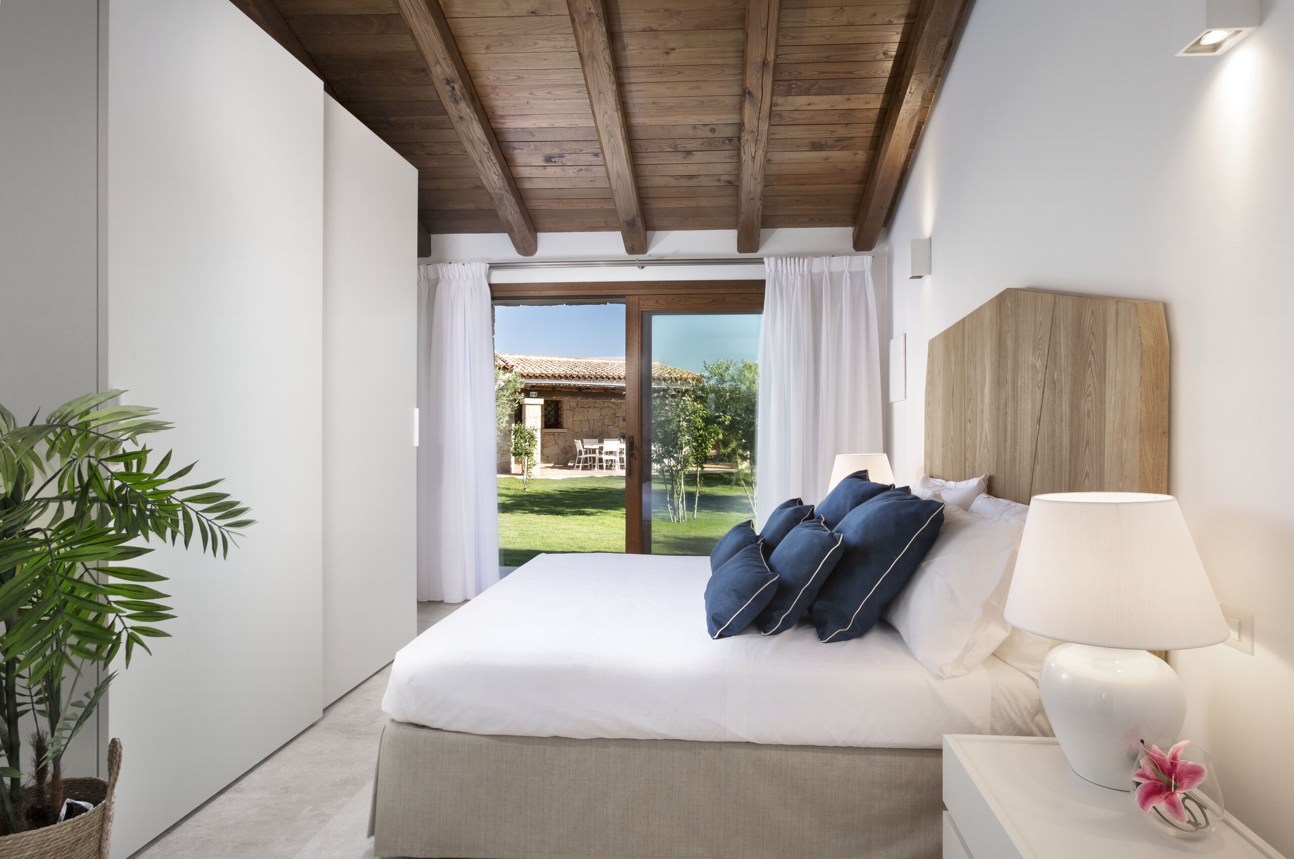 villa-callen-bedroom-gardenviews-modern-bright-stylish-luxury-interiordesign-sardinia