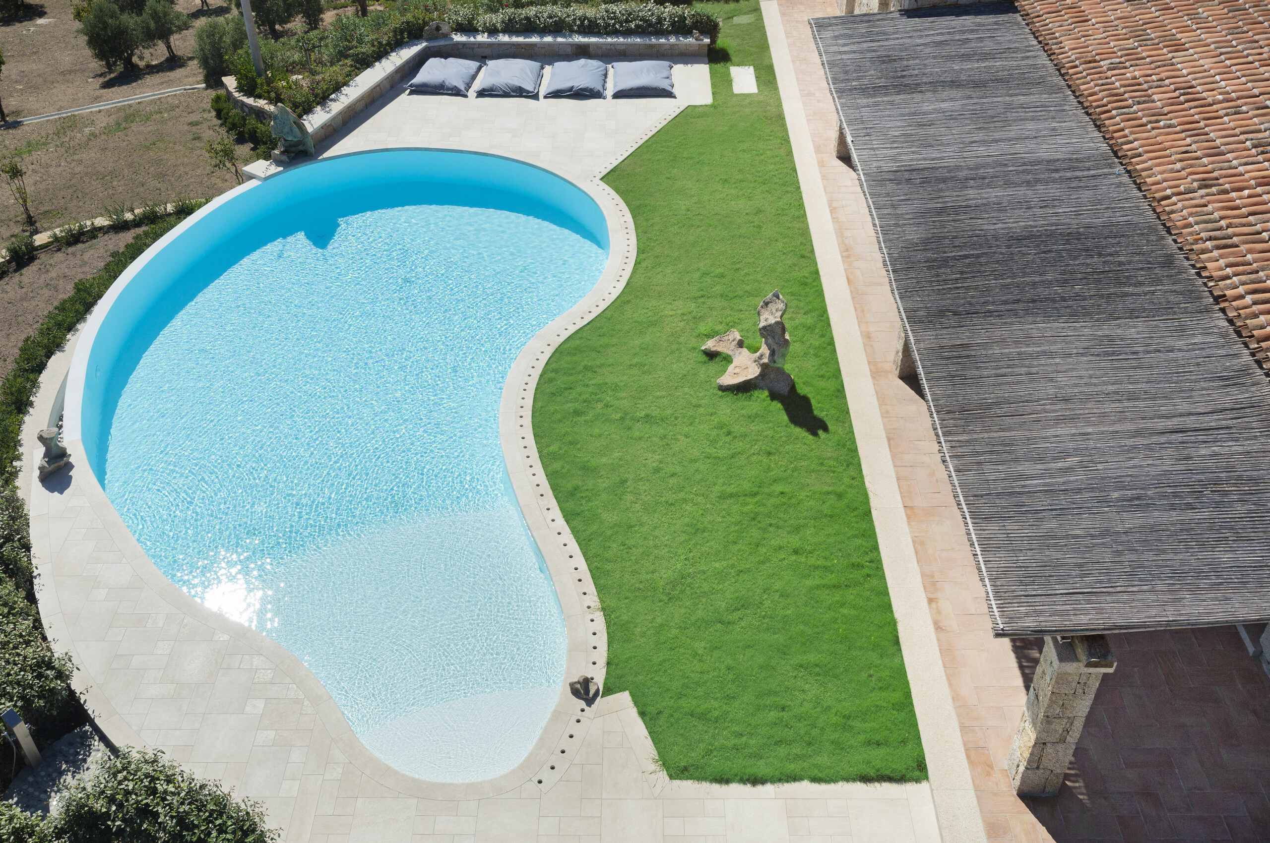 villa-callen-exterior-aerial-swimmingpool-garden-serne-tranquil-paradise-seaview-luxury-sardinia