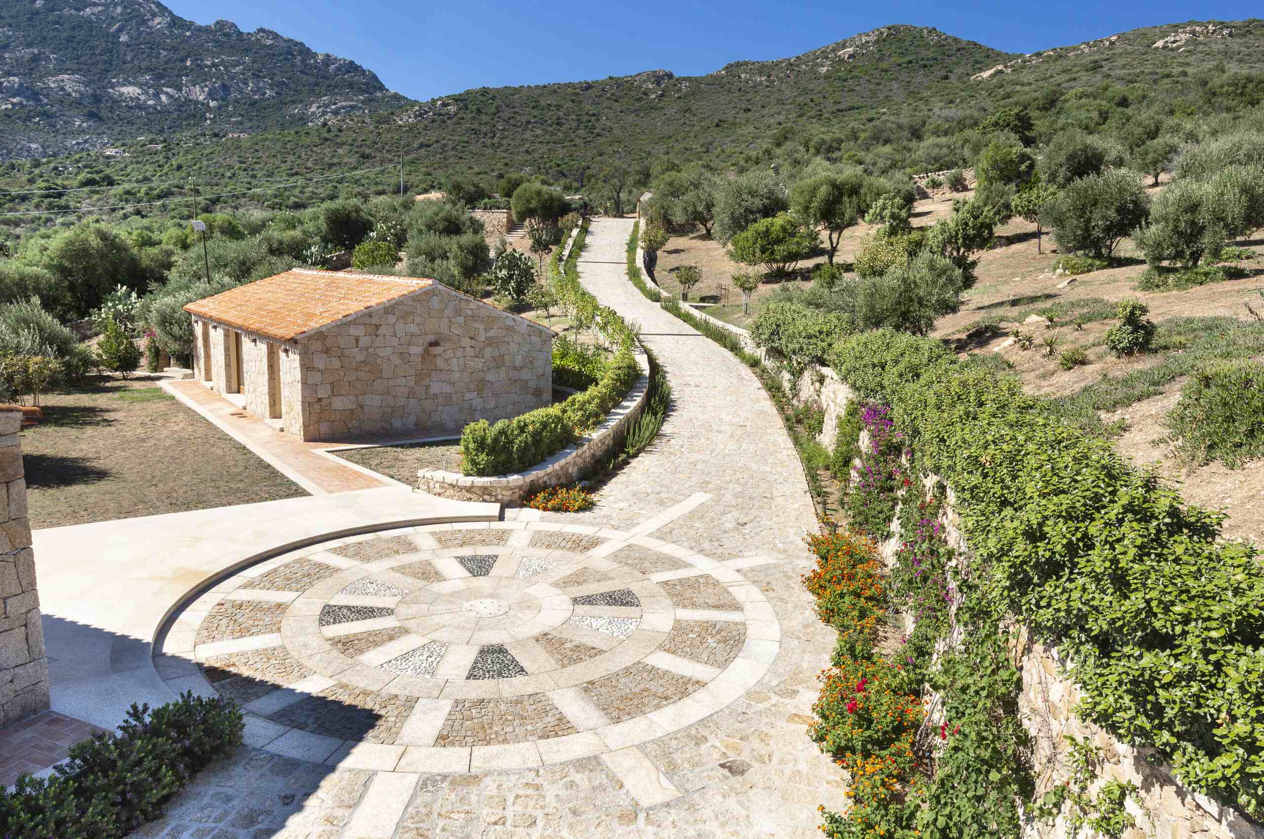 villa-callen-exterior-driveway-scenic-landscape-spacious-garden-luxury-rental-property-sardinia
