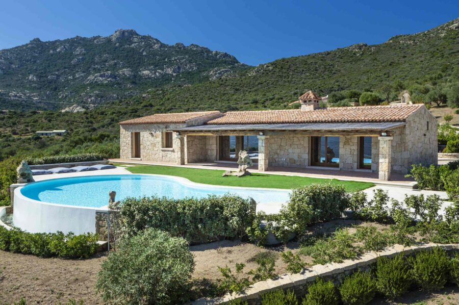 villa-callen-exterior-serne-tranquil-retreat-swimmingpool-spacious-garden-stunning-landscape-luxury-rental-property-sardinia