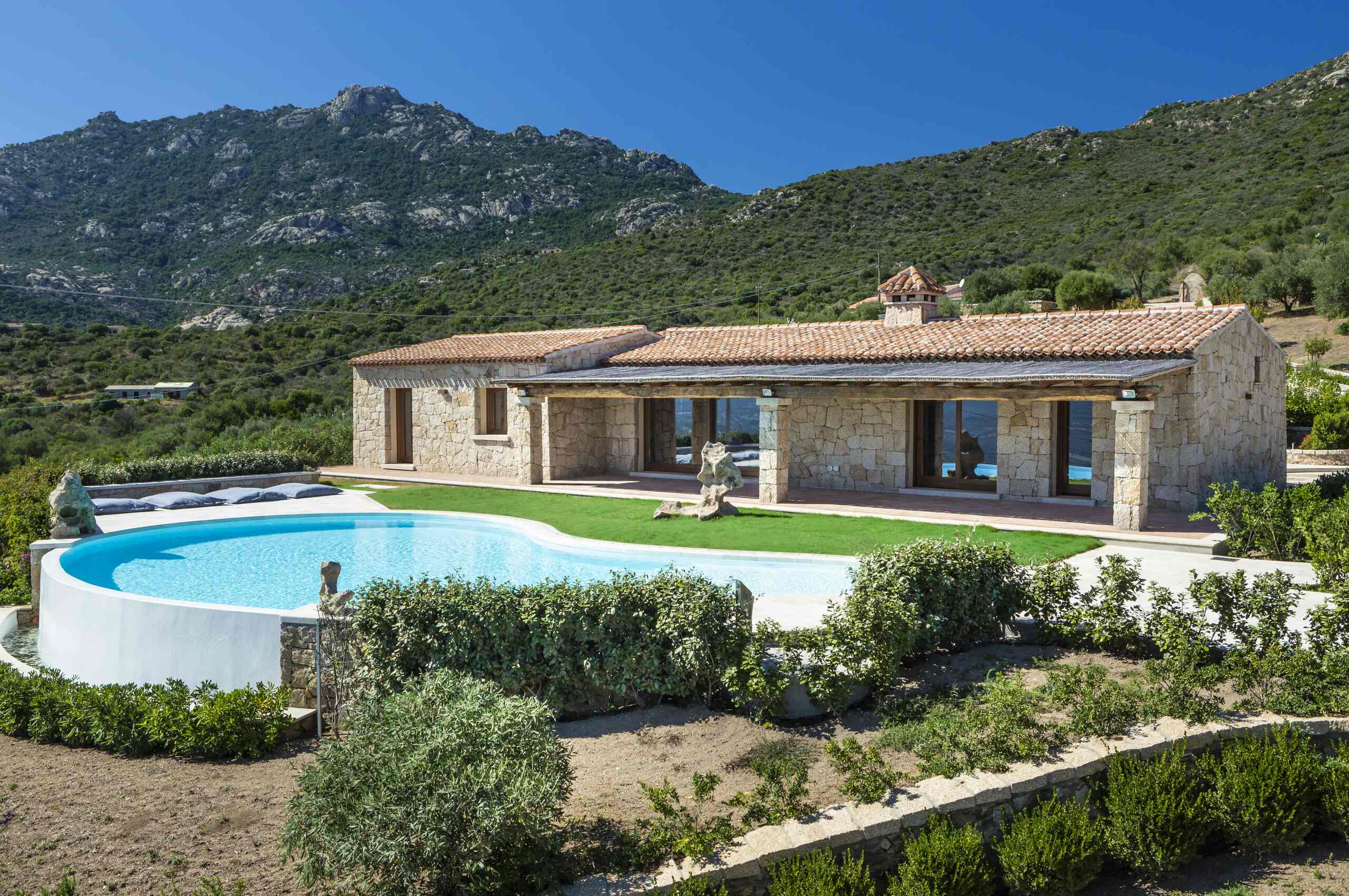 villa-callen-exterior-serne-tranquil-retreat-swimmingpool-spacious-garden-stunning-landscape-luxury-rental-property-sardinia