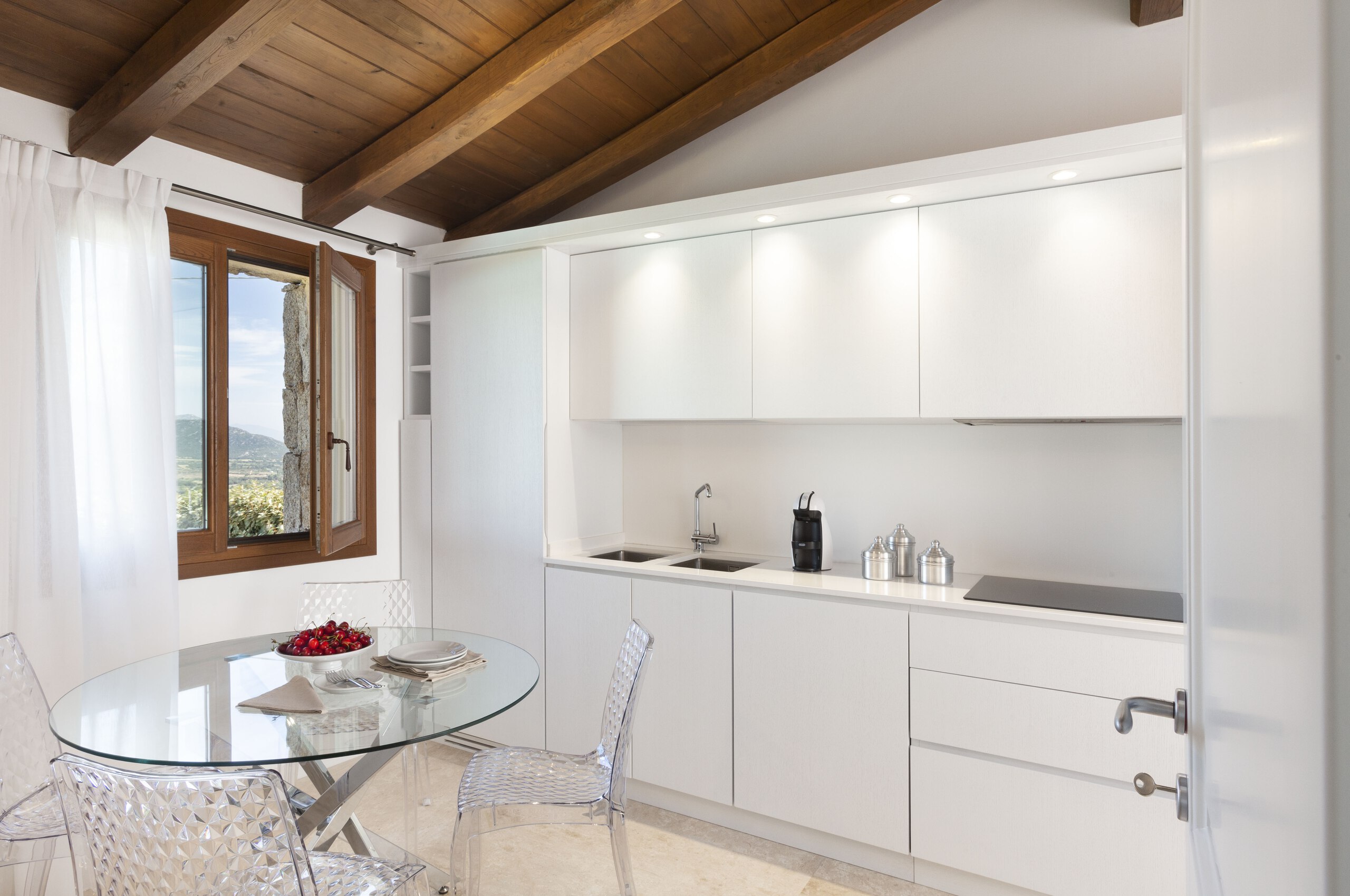 villa-callen-kitchen-diningtable-scenic-mountainviews-bright-modern-sleek-design-luxury-interior-sardinia