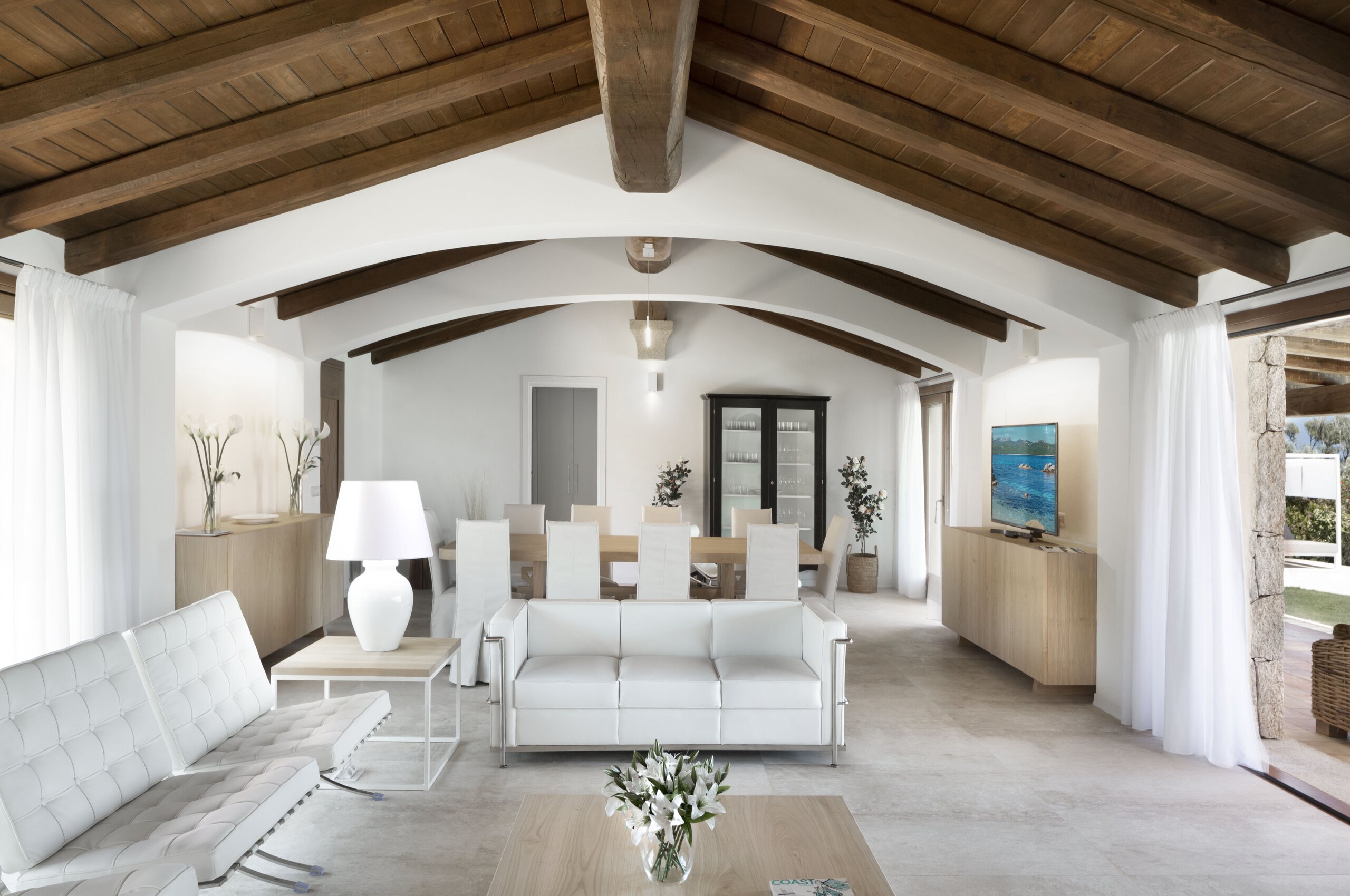 villa-callen-livingarea-lounge-diningroom-openplan-spacious-bright-modern-interiors-luxury-design-sardinia