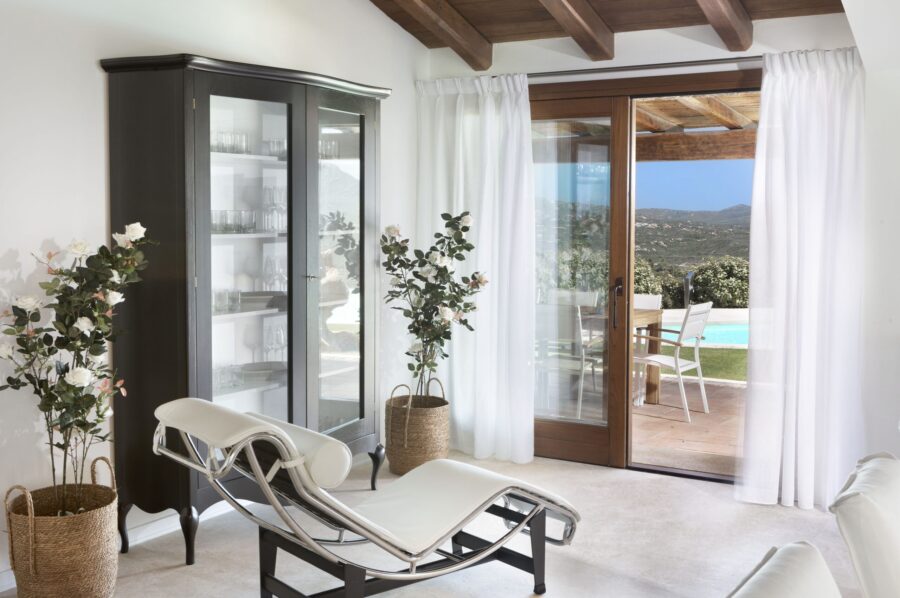 villa-callen-livingroom-interior-garden-access-stunning-mountainviews-luxury-modern-elegant-interiordesign-sardinia