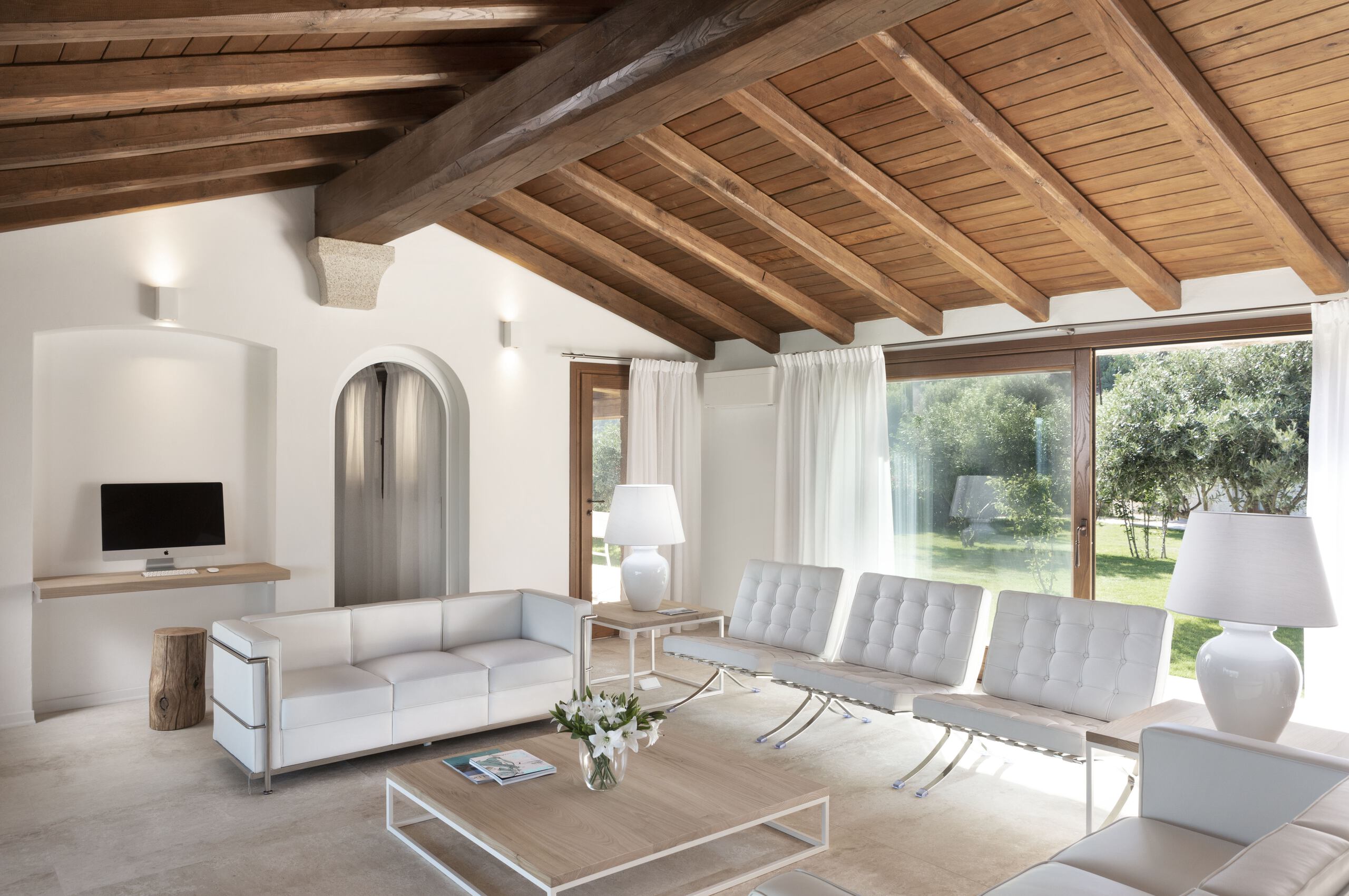 villa-callen-livingroom-modern-elegant-stylish-bright-interiors-luxury-design-sardinia