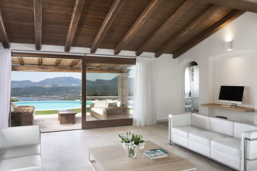 villa-callen-lounge-terrace-swimmingpool-mountainviews-modern-bright-spacious-luxury-sardinia
