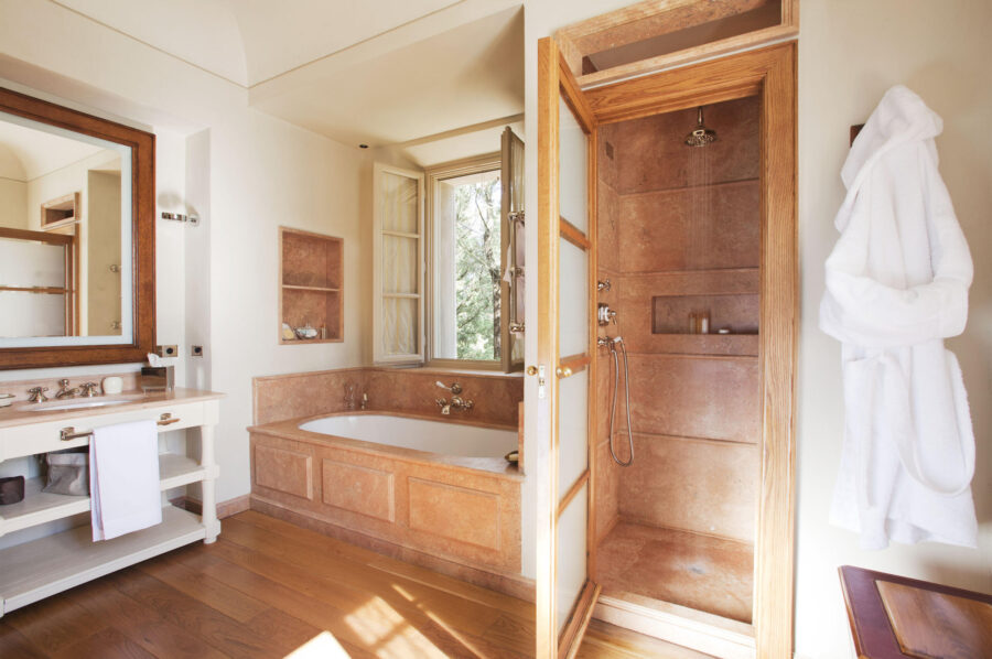 villa-chiara-bathroom-bathtub-shower-gardenviews-luxury-tuscany