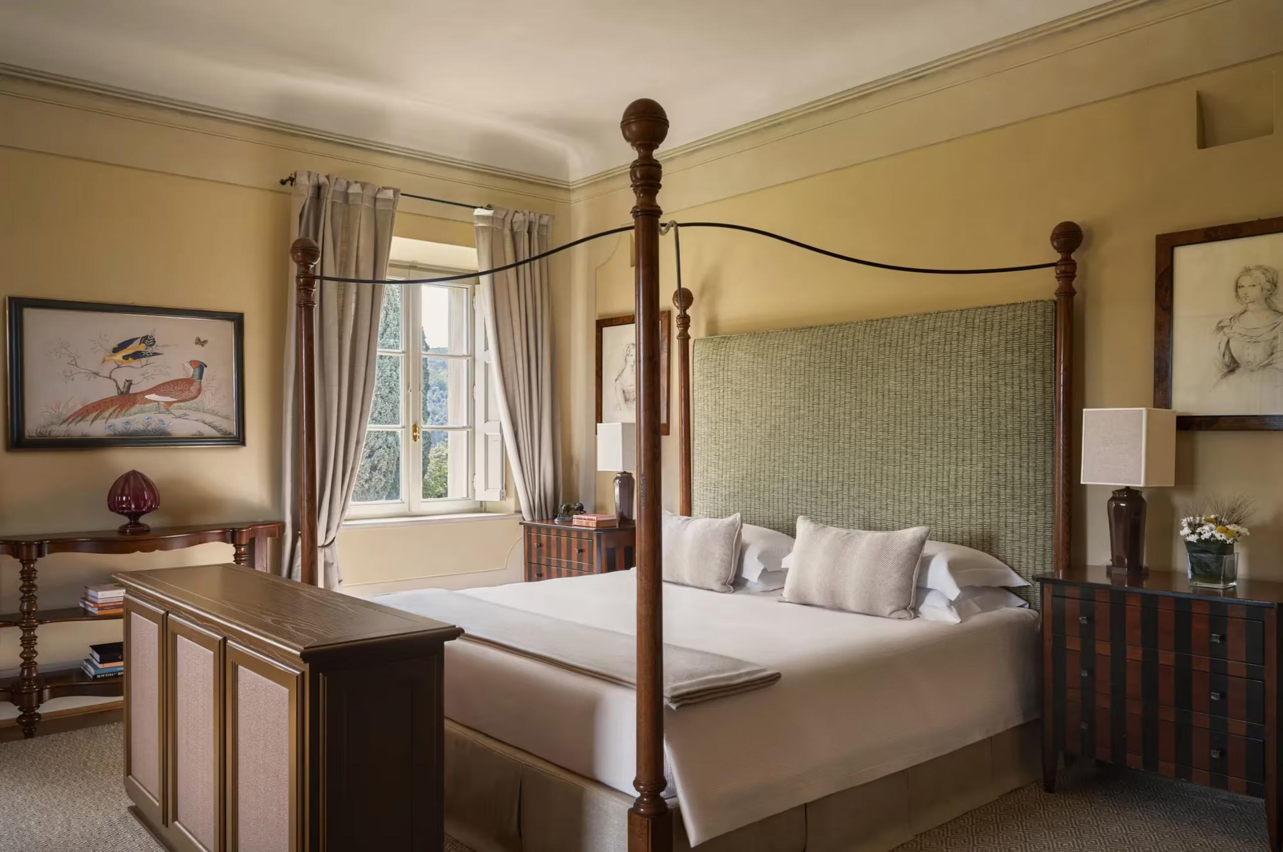 villa-chiara-bedroom-serene-elegant-design-scenic-views-artwork-luxury-tuscany