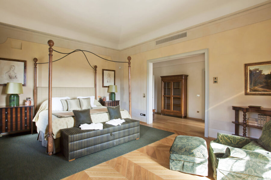 villa-chiara-bedroom-spacious-stylish-elegant-interior-tuscany