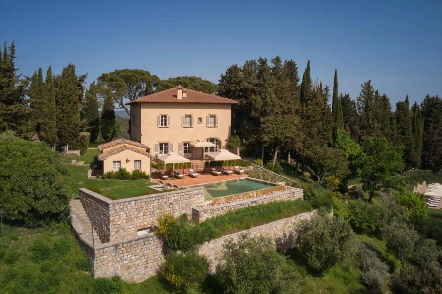 villa-chiara-mainpage-exterior-swimming-pool-garden-luxury-countryside-rental-retreat-tuscany