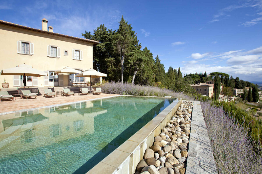 villa-chiara-mainpage-infinitypool-terrace-garden-luxury-tuscany