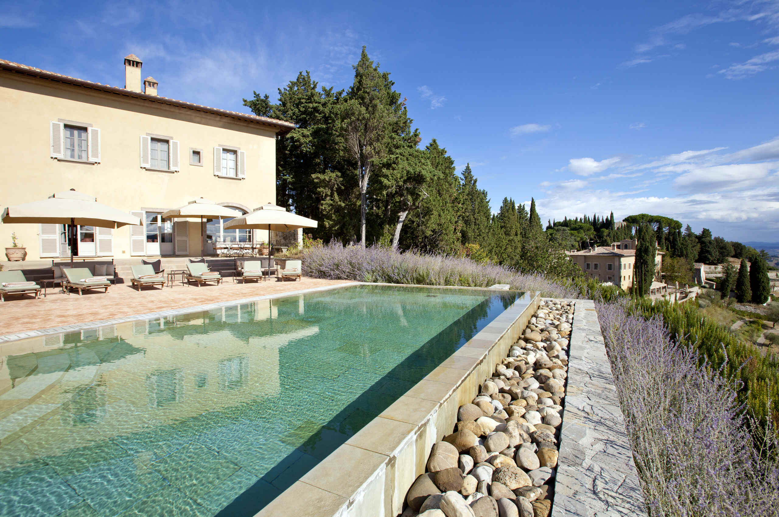 villa-chiara-mainpage-infinitypool-terrace-garden-luxury-tuscany