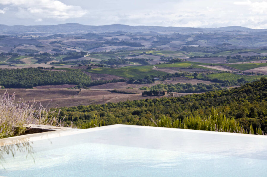 villa-chiara-poolview-exterior-rollinghills-italian-countryside-luxury-tuscany