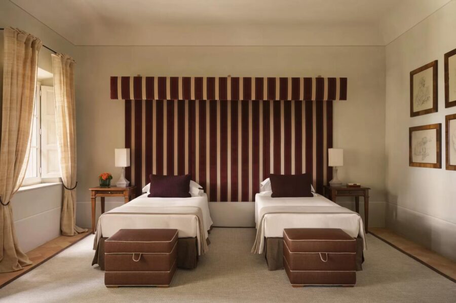 villa-chiara-twin-bedroom-elegant-bold-interior-design-luxury-tuscany