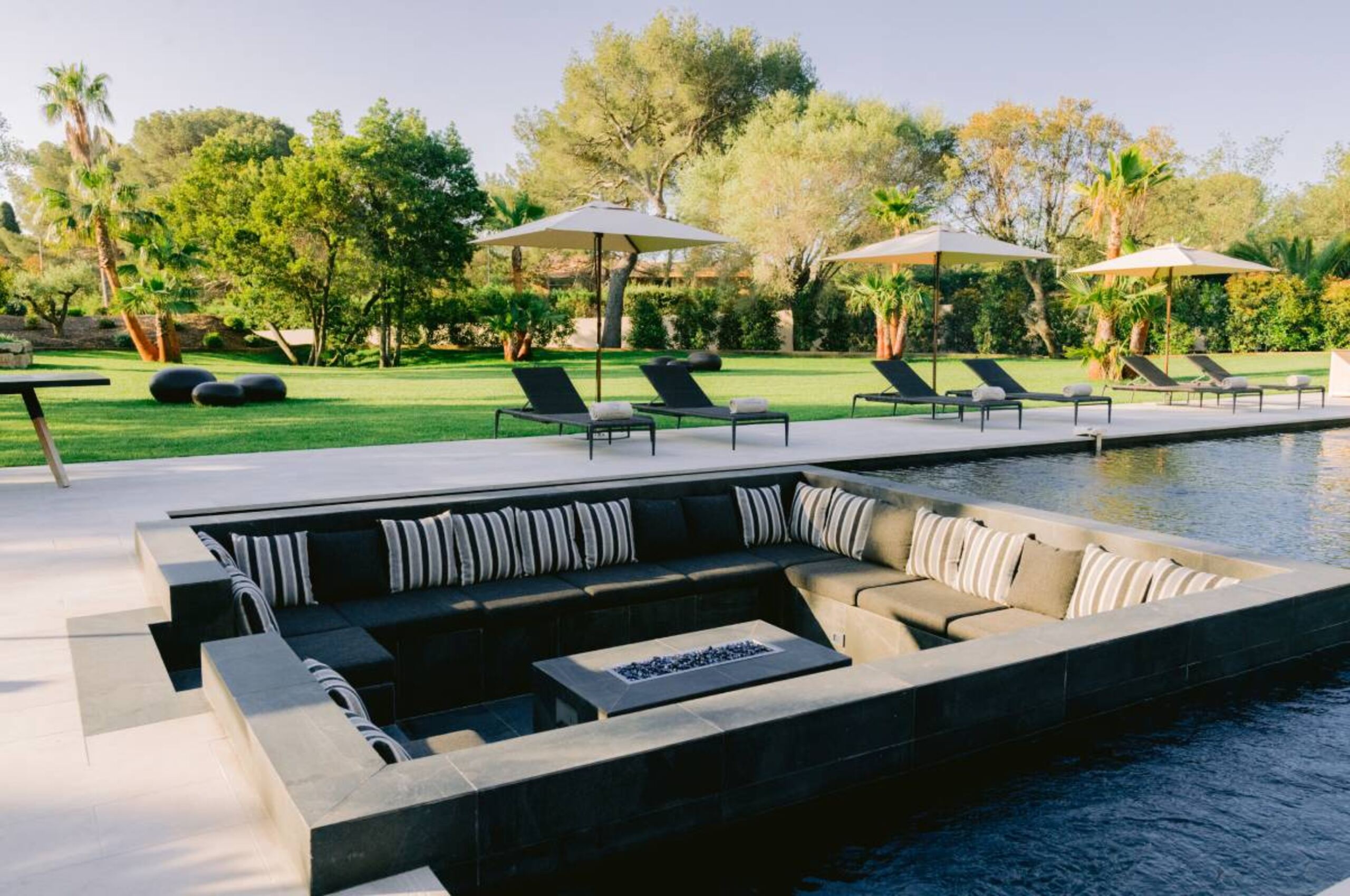 villa-colette-firepit-pool-landscapedgarden-luxury-modern-lacroixvalmer