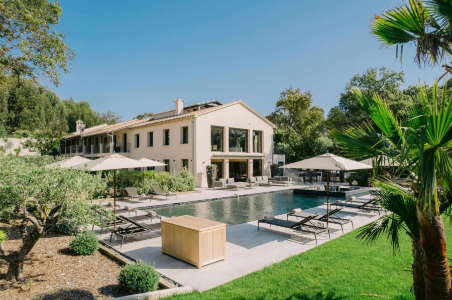 villa-colette-mainpage-exterior-garden-swimming-pool-luxury-riviera-rental-retreaat-lacroixvalmer
