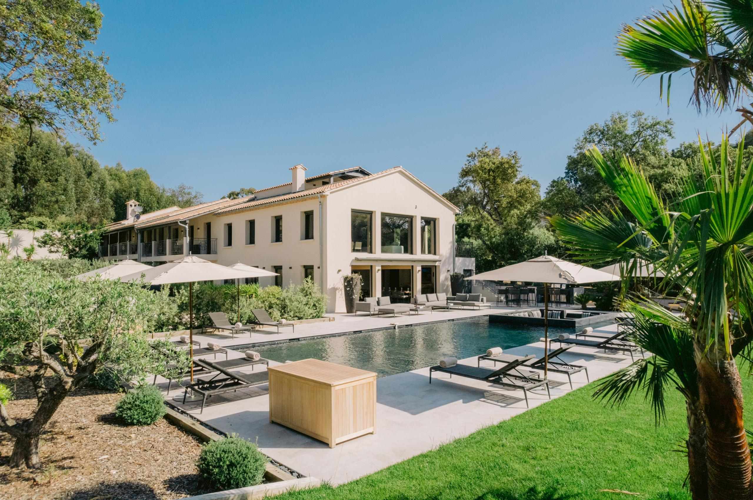 villa-colette-mainpage-exterior-garden-swimming-pool-luxury-riviera-rental-retreaat-lacroixvalmer
