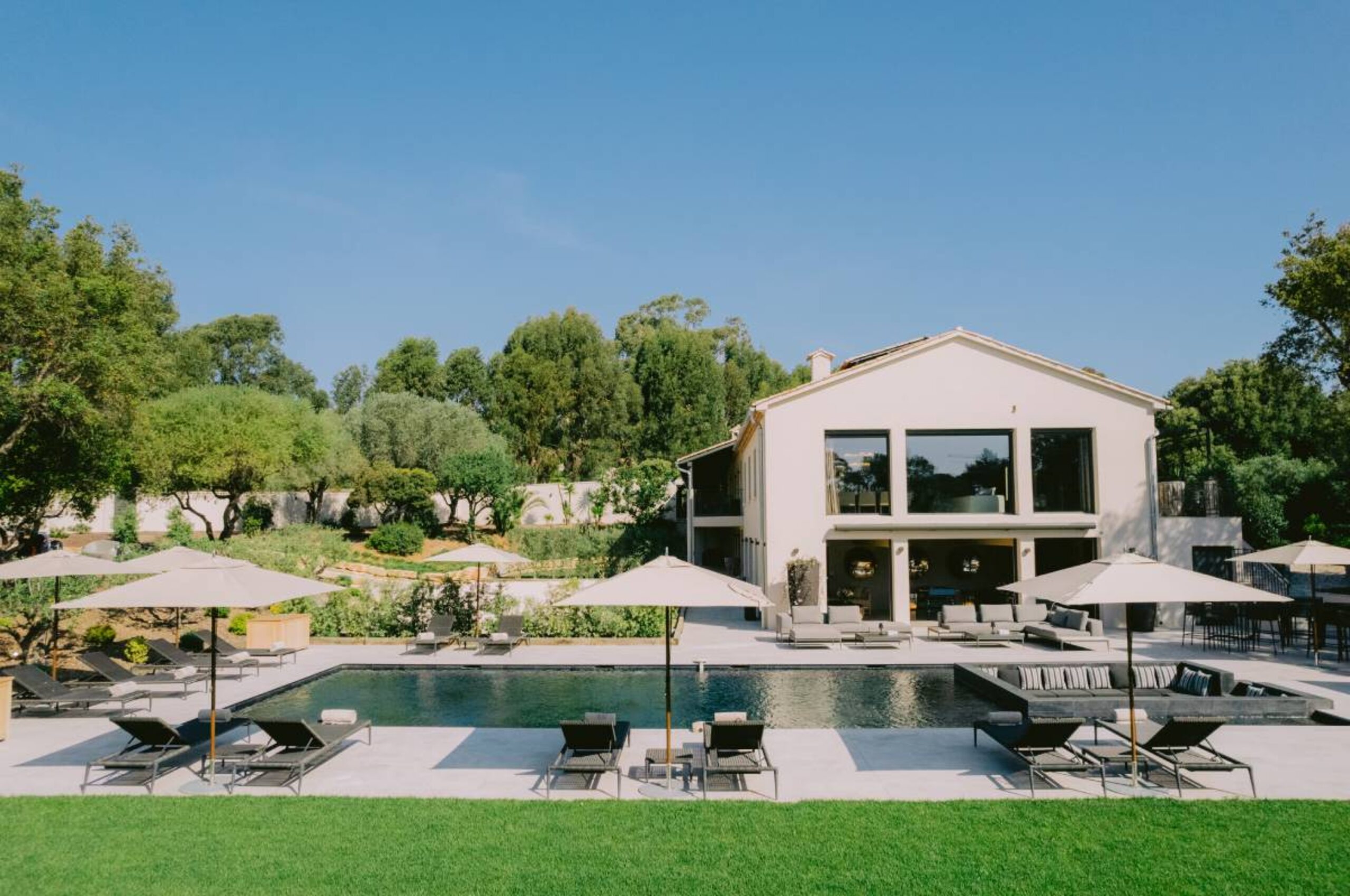 villa-colette-mainpage-exterior-pool-retreat-paradise-modern-luxury-lacroixvalmer