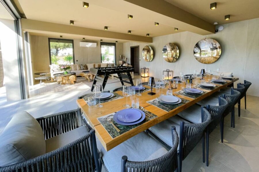 villa-colette-poolhouse-dining-games-luxury-unique-retreat-lacroixvalmer