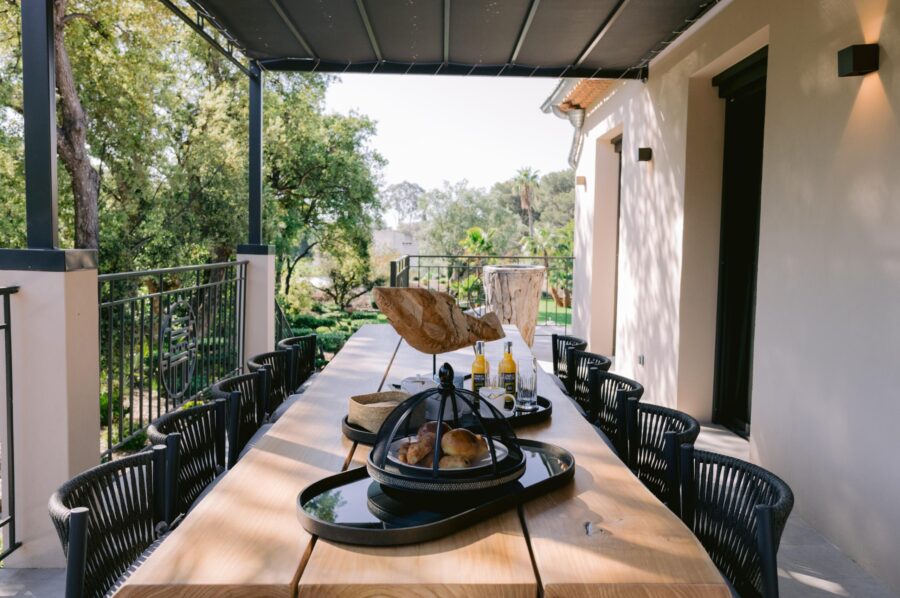 villa-colette-terrace-alfresco-dining-area-garden-views-luxury-retreat-lacroixvalmer