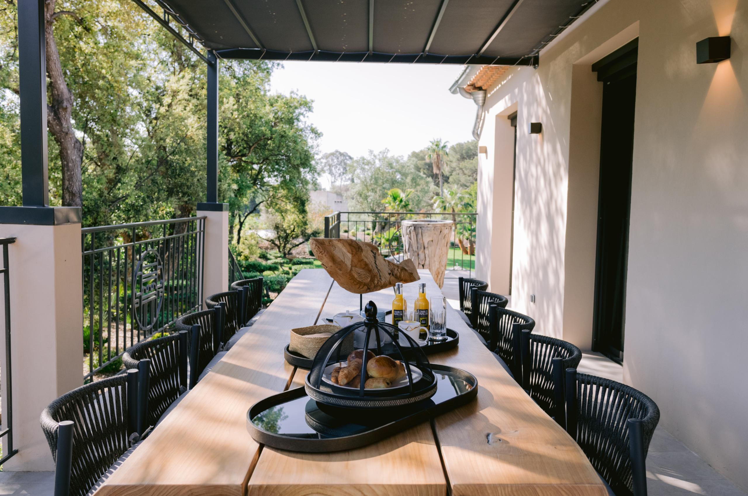villa-colette-terrace-alfresco-dining-area-garden-views-luxury-retreat-lacroixvalmer