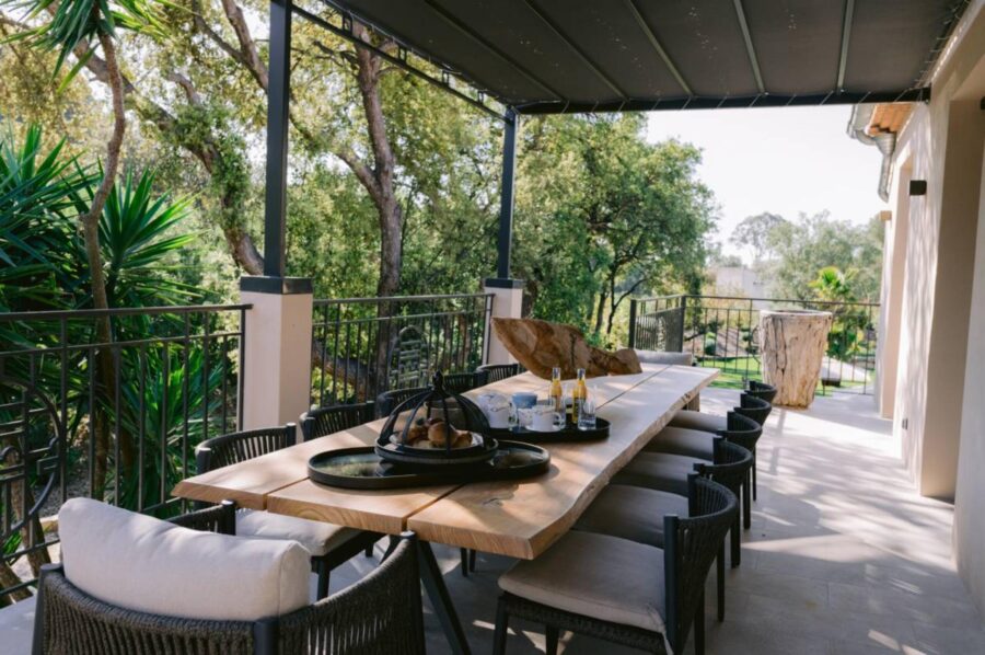 villa-colette-terrace-outdoor-dining-luxury-paradise-lacroixvalmer