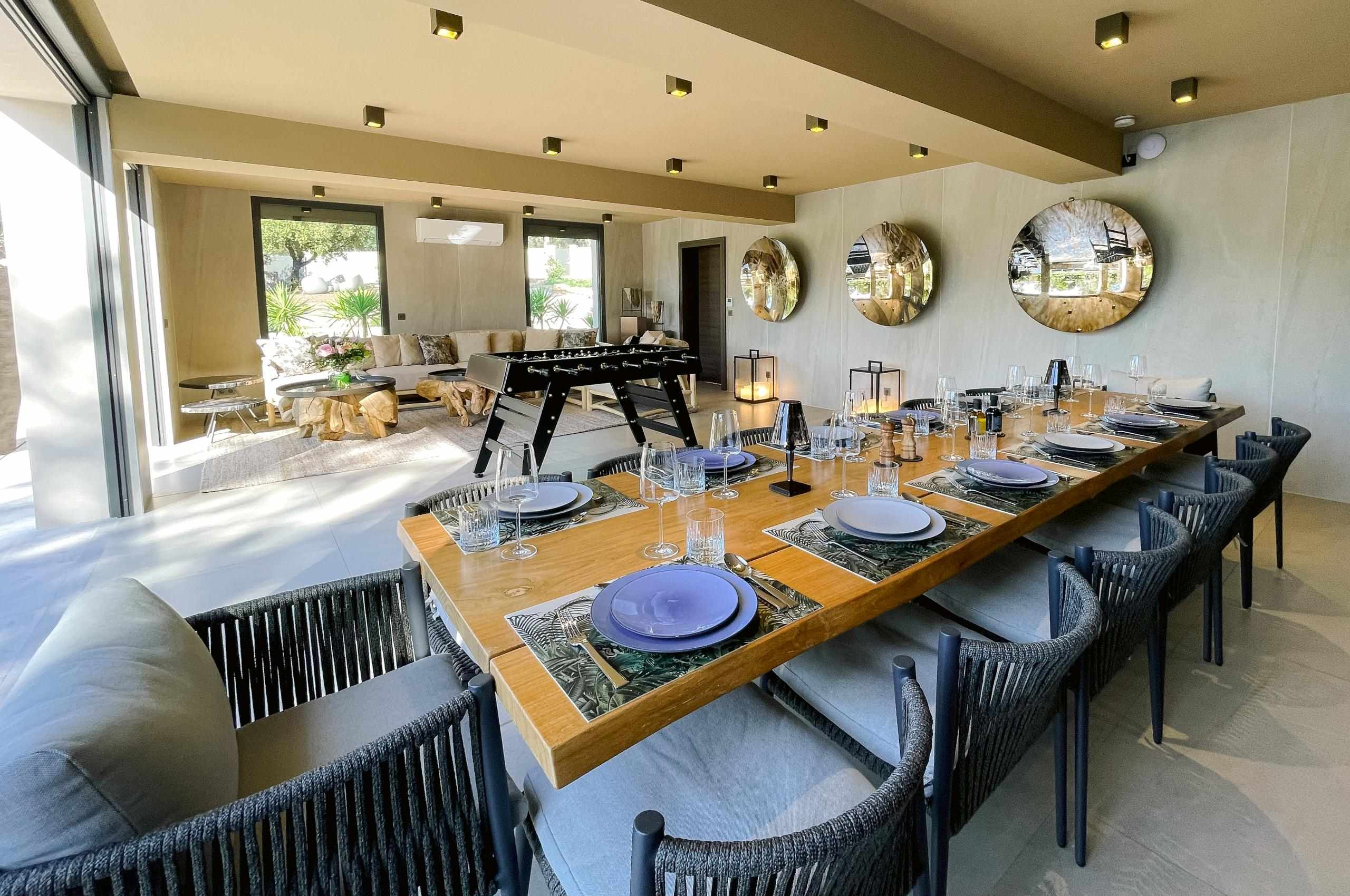 villa-colettr-dining-table-pool-house-luxury-interior-lacroixvalmer