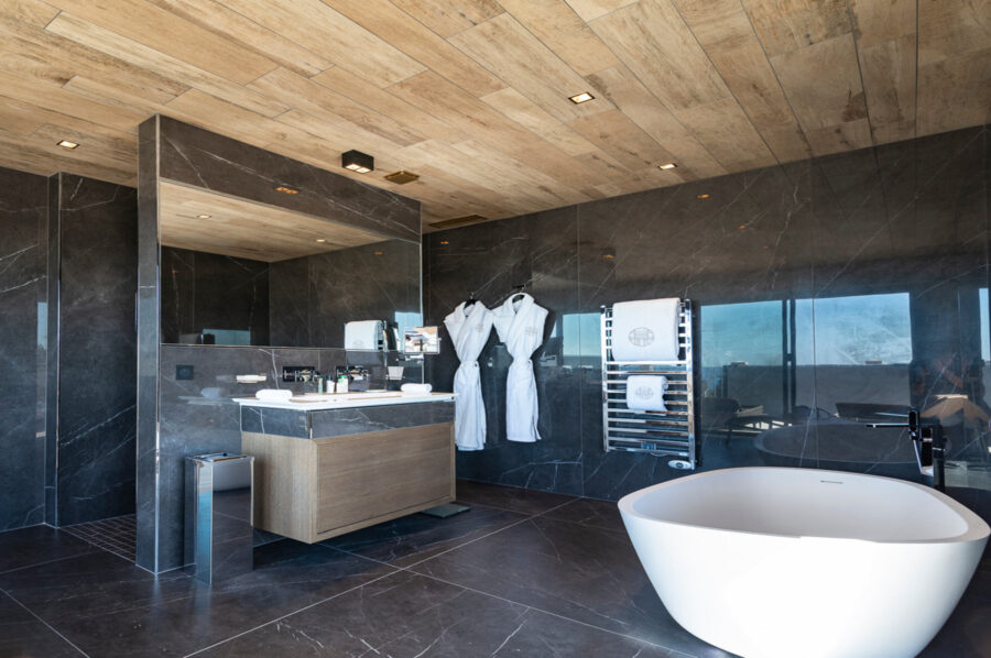 villa-constantine-bathroom-bath-marble-luxury-lacroixvalmer
