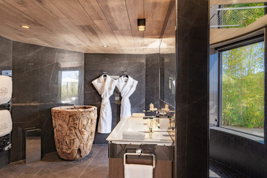 villa-constantine-bathroom-marble-gardenview-luxury-lacroixvalmer