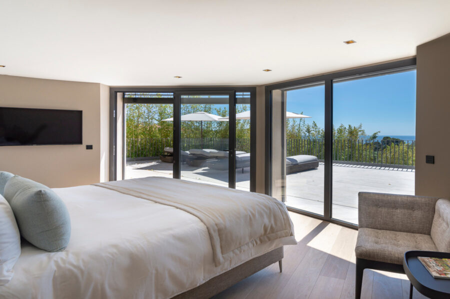 villa-constantine-bedroom-balcony-seaview-modern-luxury-lacroixvalmer