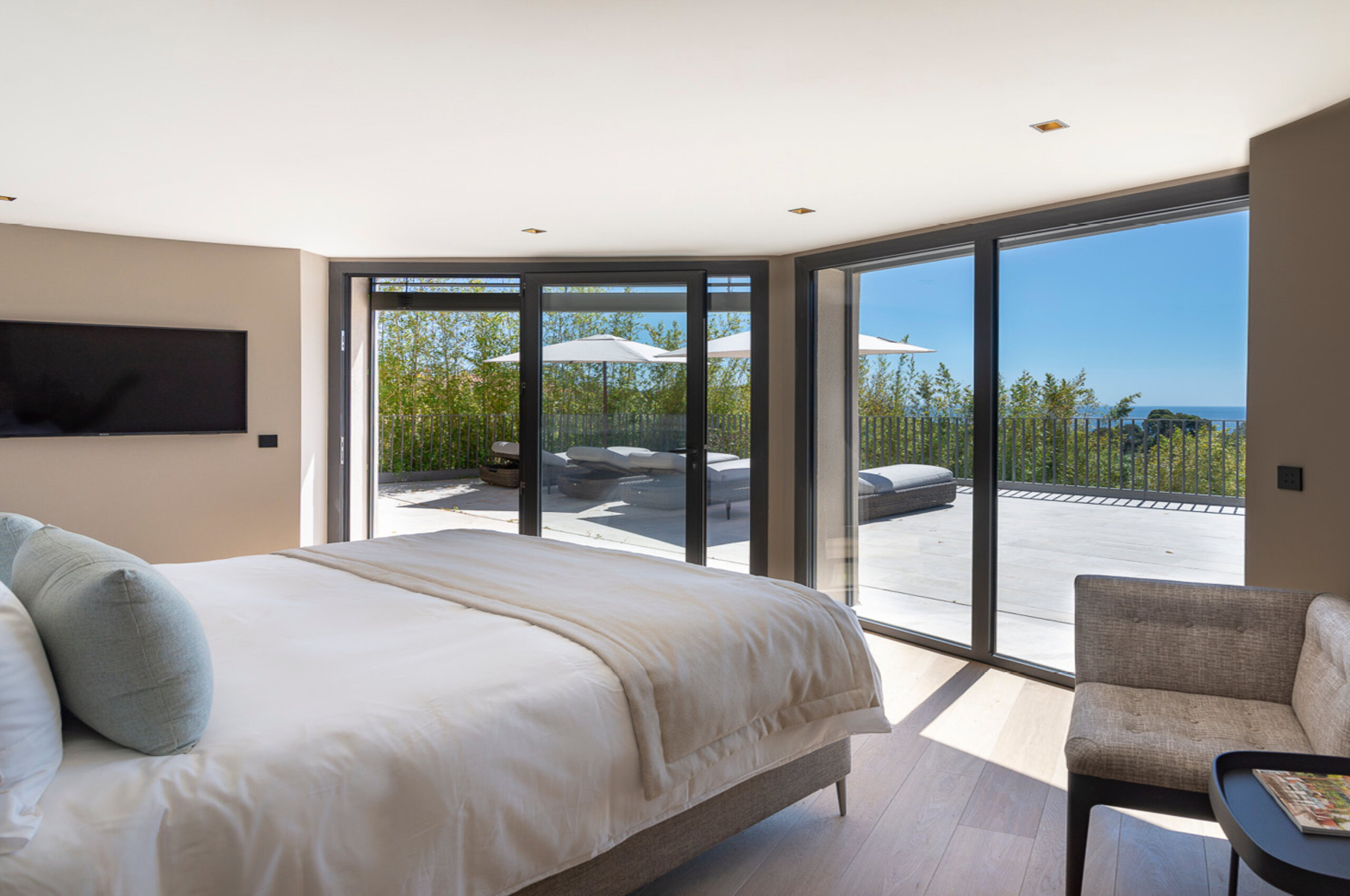 villa-constantine-bedroom-balcony-seaview-modern-luxury-lacroixvalmer