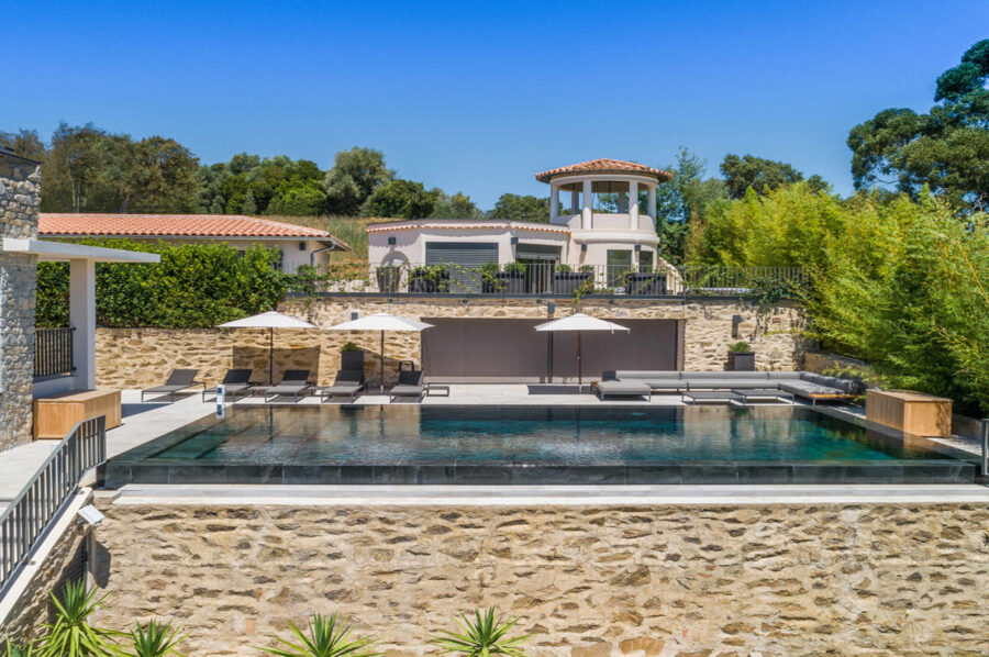 villa-constantine-infinitypool-sunbed-poolhouse-luxury-seaview-lacroixvalmer