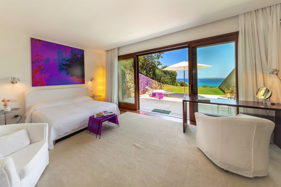 villa-cora-bedroom-gardenaccess-seaview-modern-spacious-tranquil-interior-luxury-design-sardinia