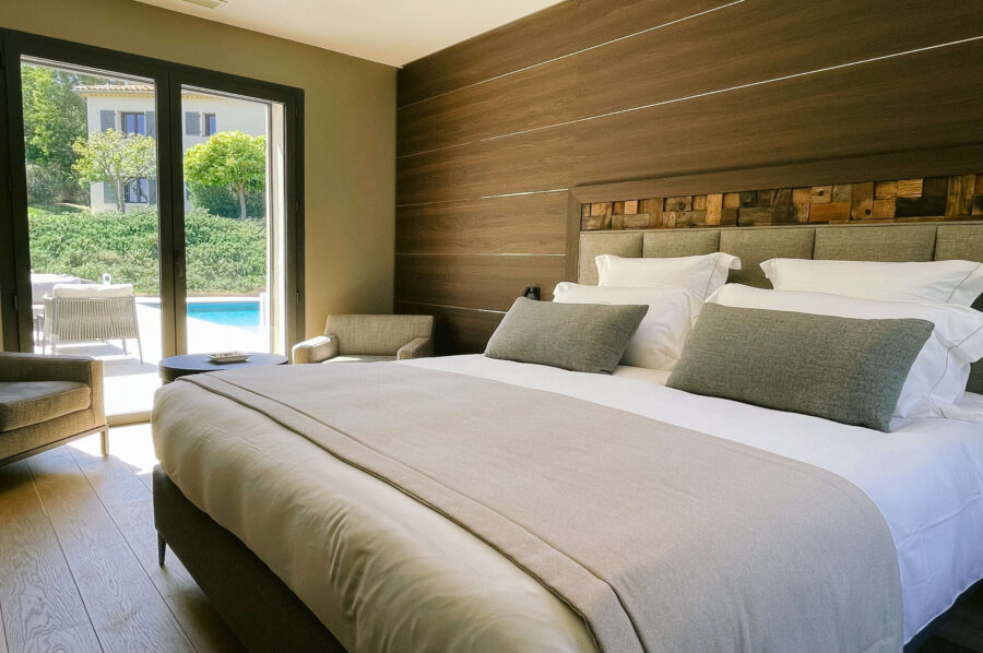 villa-cora-bedroom-moder-luxury-interior-lacroixvalmer