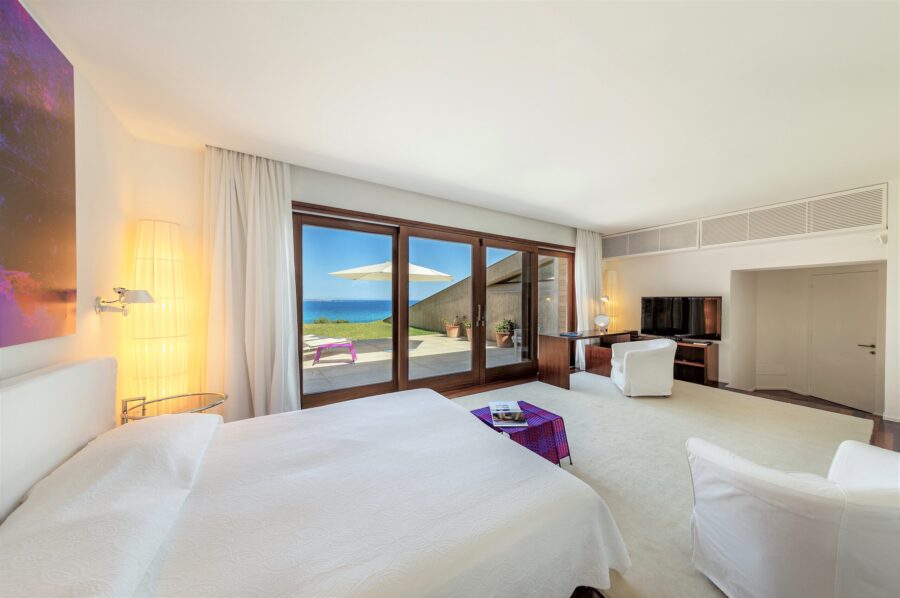 villa-cora-bedroom-spacious-bright-modern-interior-seaview-gardenaccess-luxury-design-sardinia