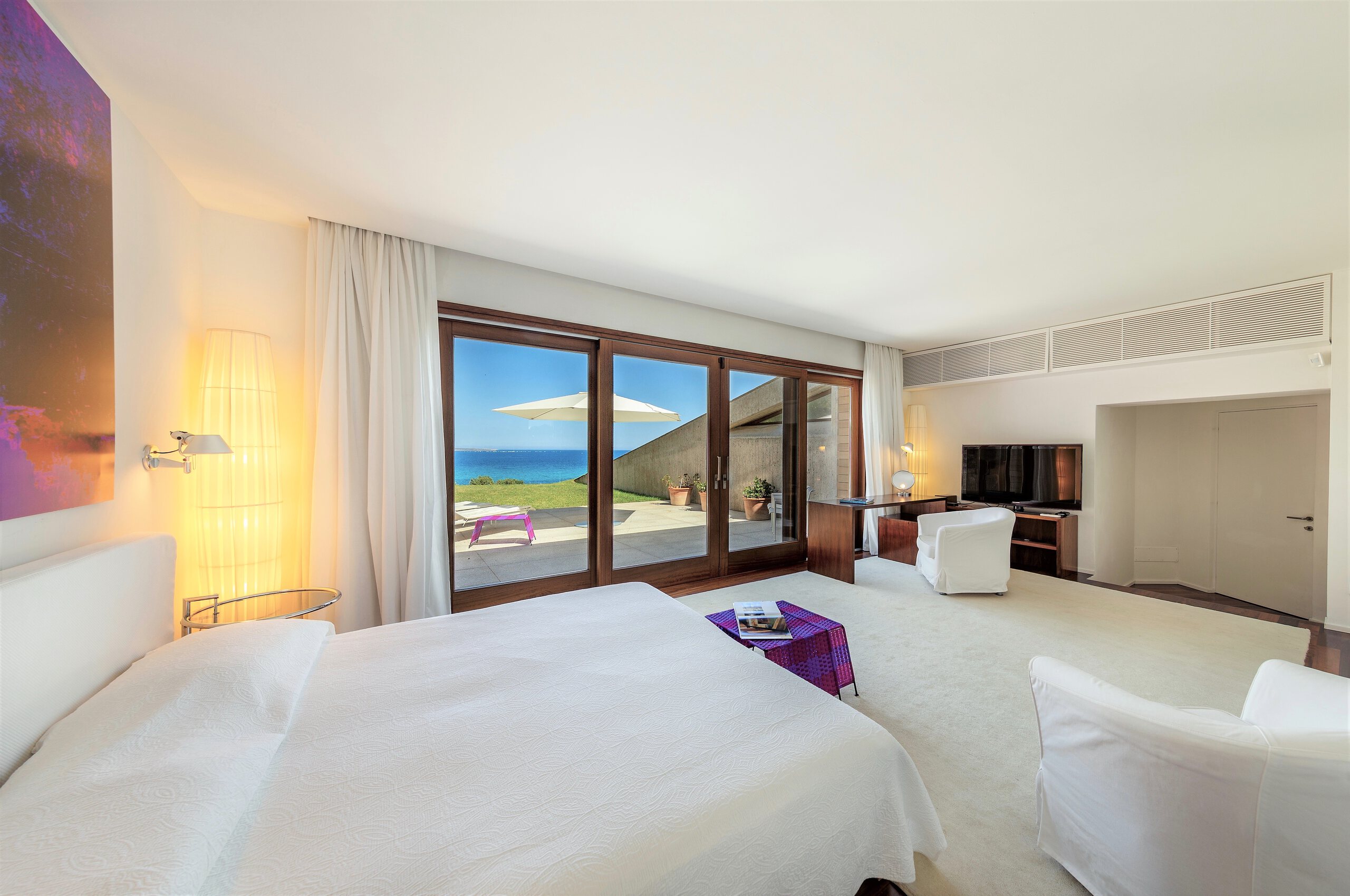 villa-cora-bedroom-spacious-bright-modern-interior-seaview-gardenaccess-luxury-design-sardinia