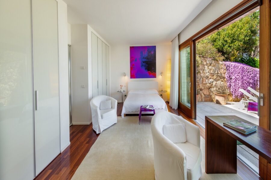 villa-cora-bedroom-spacious-bright-modern-terrace-gardenview-luxury-interior-sardinia