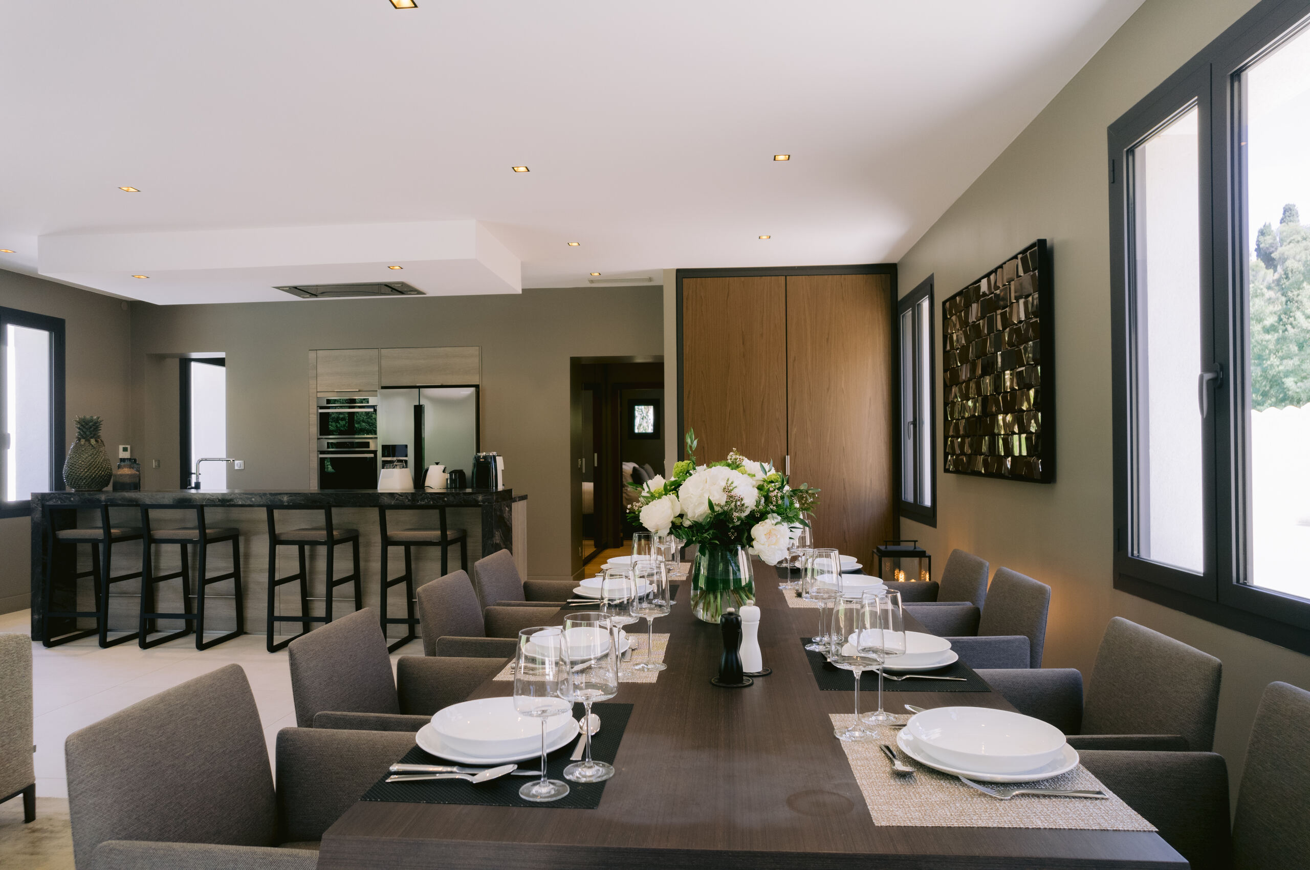villa-cora-diningroom-kitchen-openplan-modern-luxury-design-lacroixvalmer
