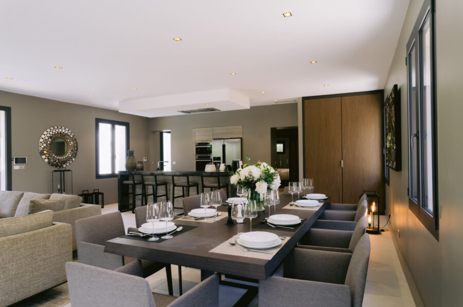 villa-cora-diningroom-modern-luxury-openplan-elegant-design-lacroixvalmer