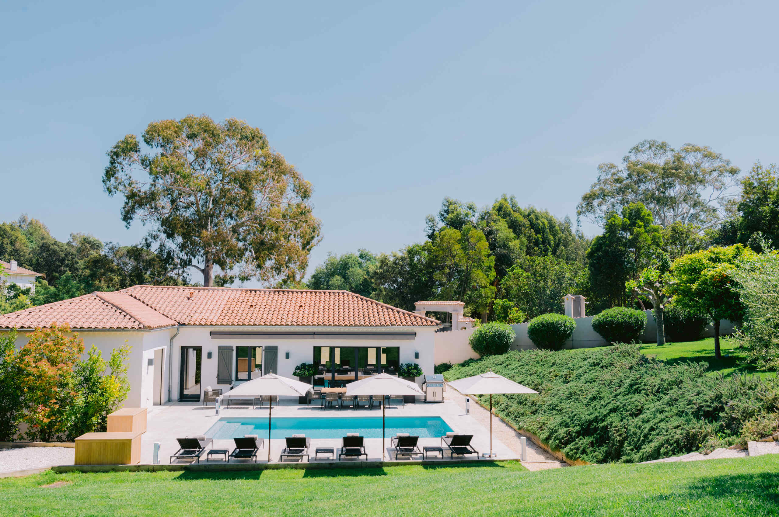 villa-cora-exterior-garden-pool-luxury-rental-retreat-lacroixvalmer