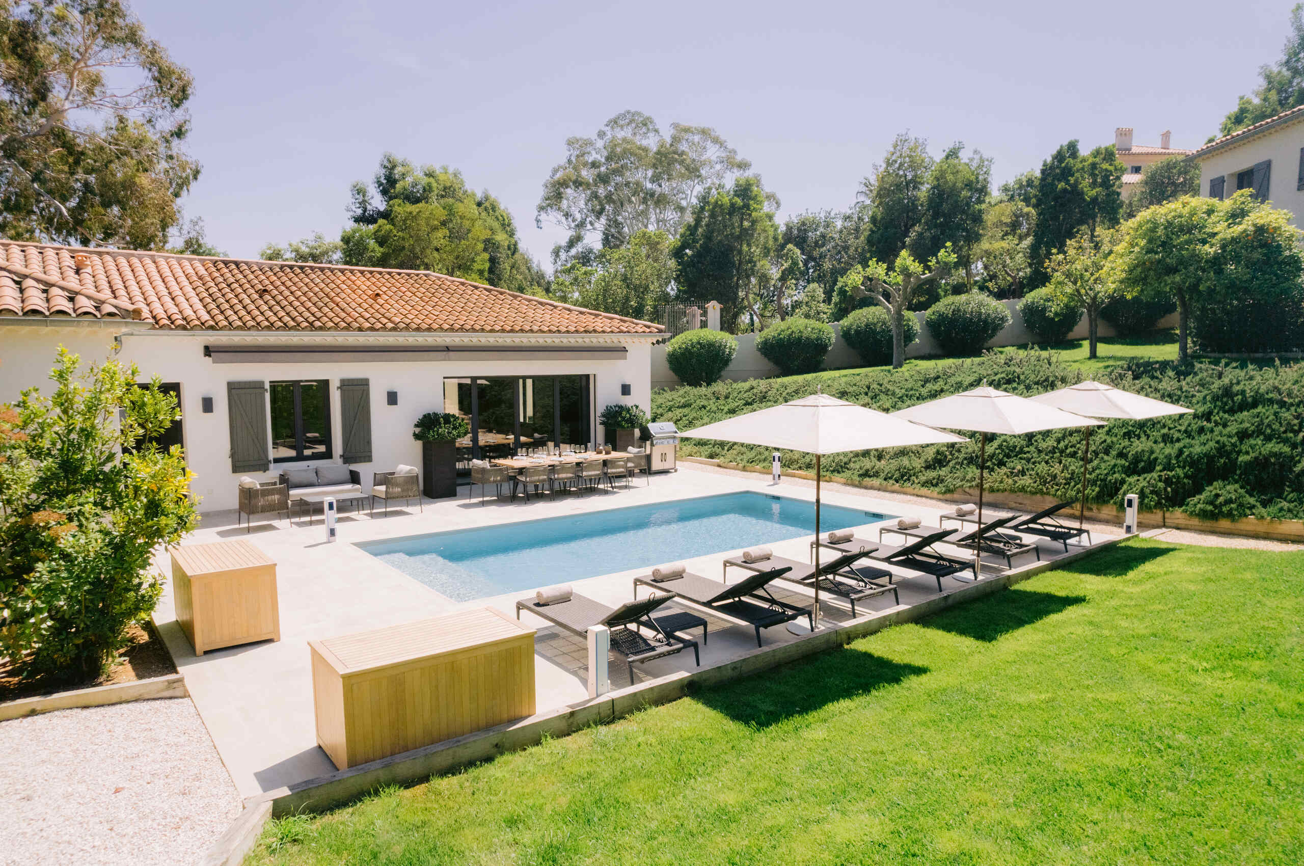 villa-cora-exterior-garden-pool-modern-luxury-rental-property-lacroixvalmer