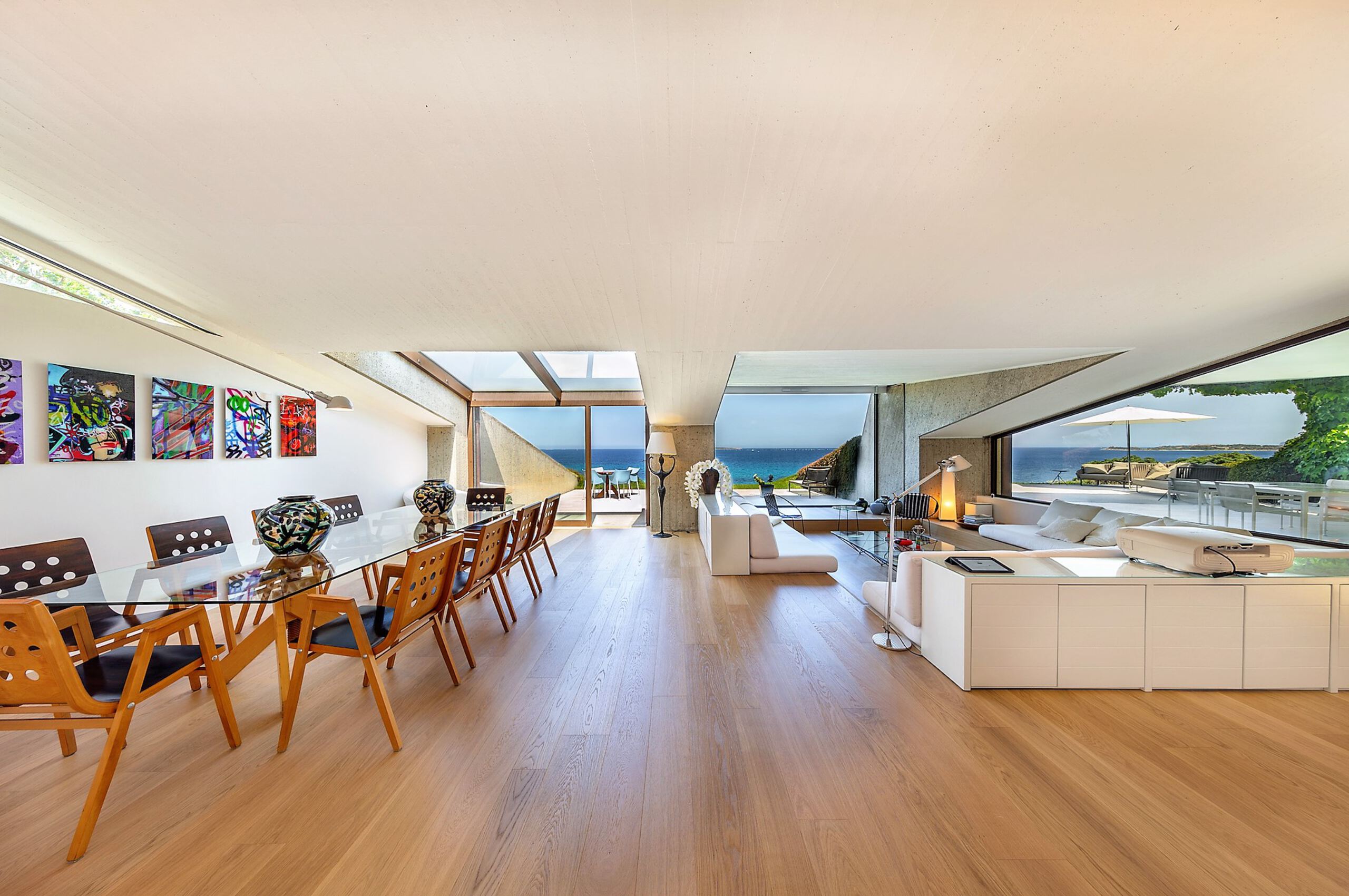 villa-cora-livingarea-diningroom-lounge-modern-spacious-openplan-seaview-luxury-interior-sardinia