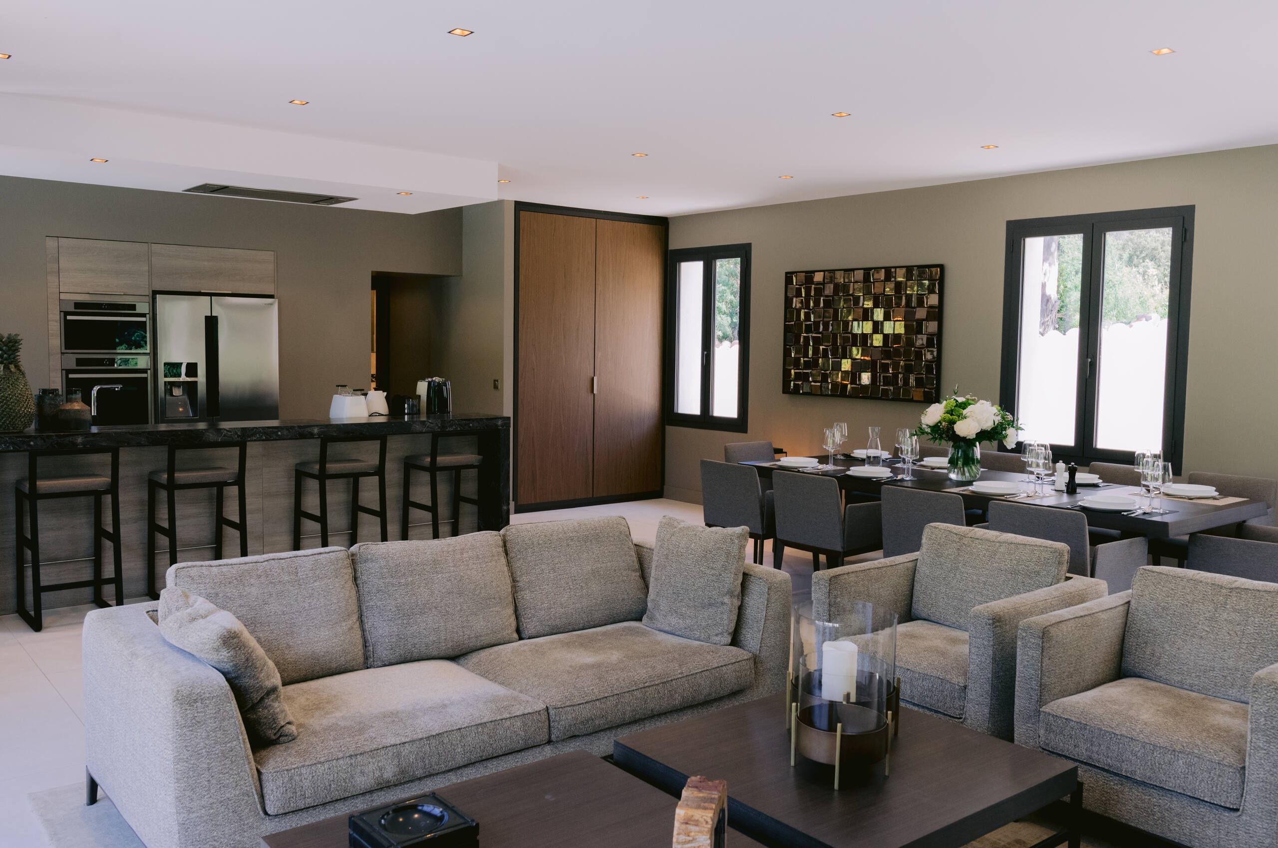 villa-cora-livingroom-kitchen-diningroom-openplan-luxury-modern-design-lacroixvalmer