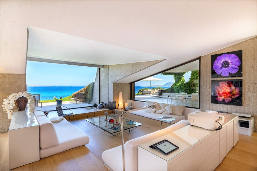 villa-cora-livingroom-loungearea-seaview-openplan-bright-modern-stylish-luxury-interiordesign-sardinia