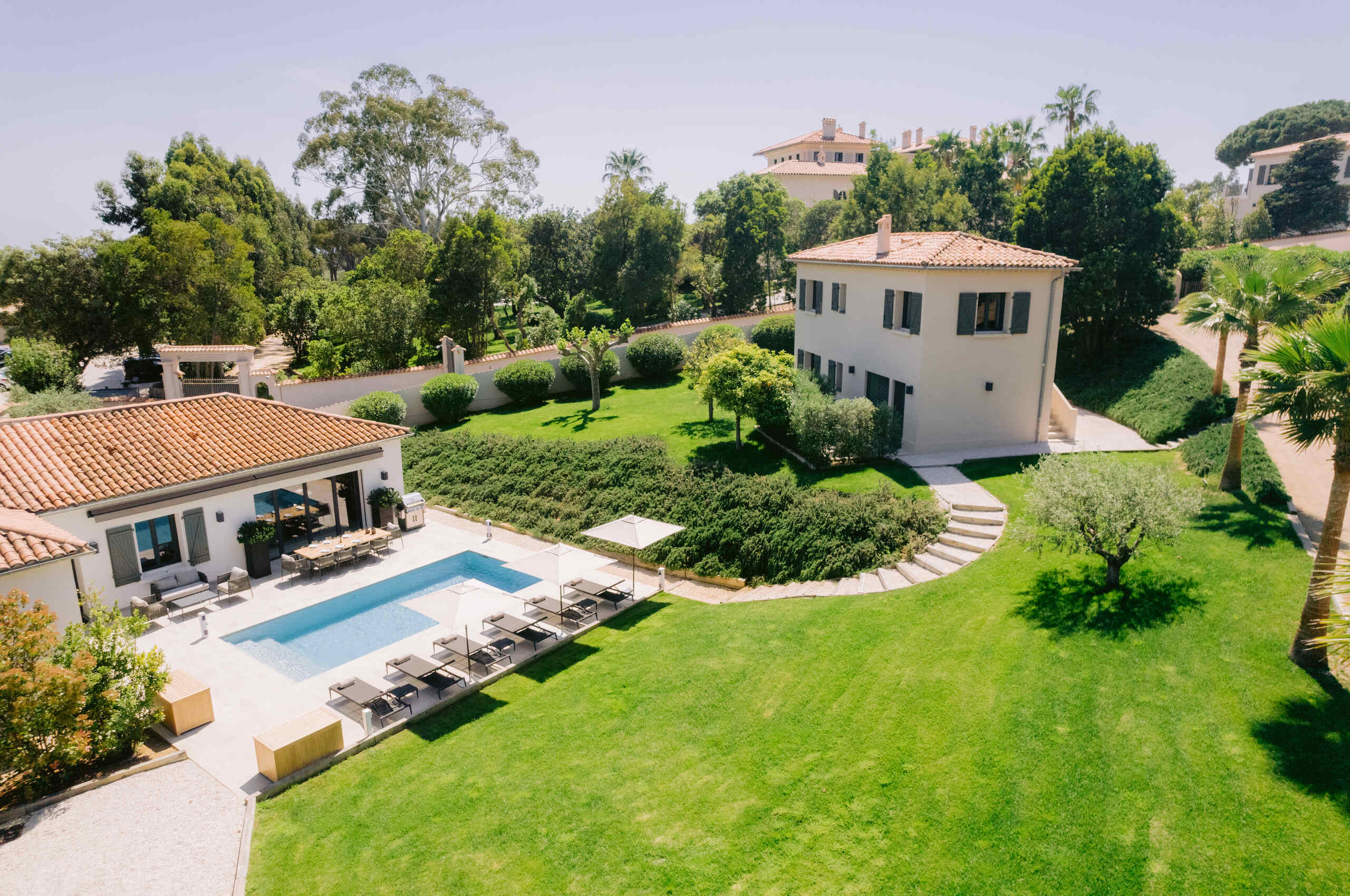 villa-cora-mainpage-garden-pool-luxury-paradise-retreat-lacroixvalmer